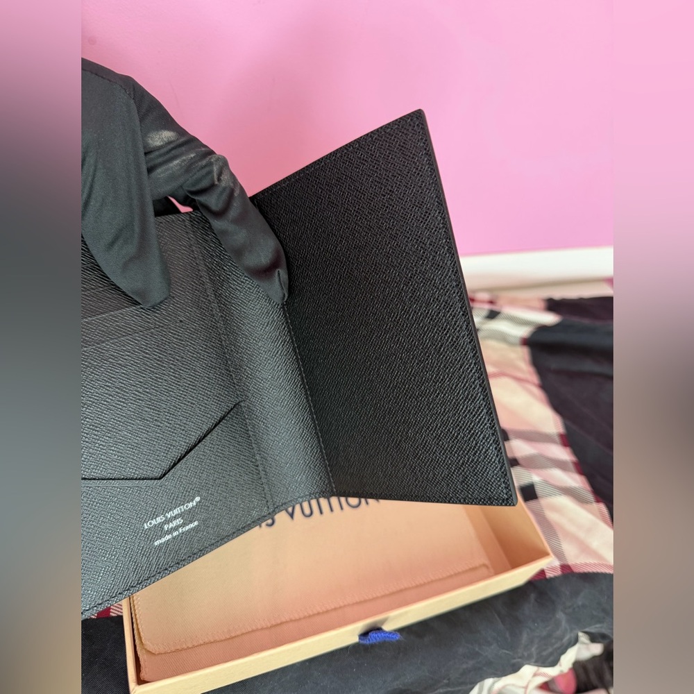 BRAND NEW Louis Vuitton passport holder or wallet - Picture 2 of 3